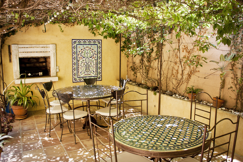 Terrasse (tables) chambre d'hôtes maison Saint Louis