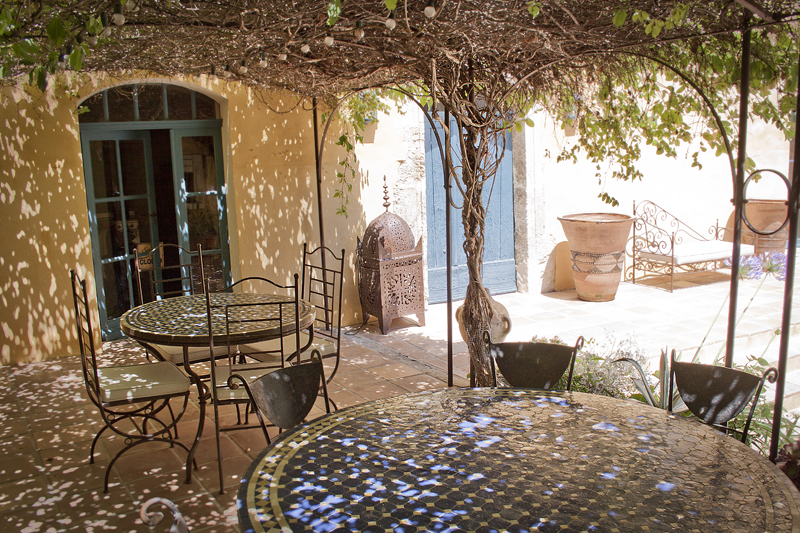 Terrasse (tables inversées) chambre d'hôtes maison Saint Louis